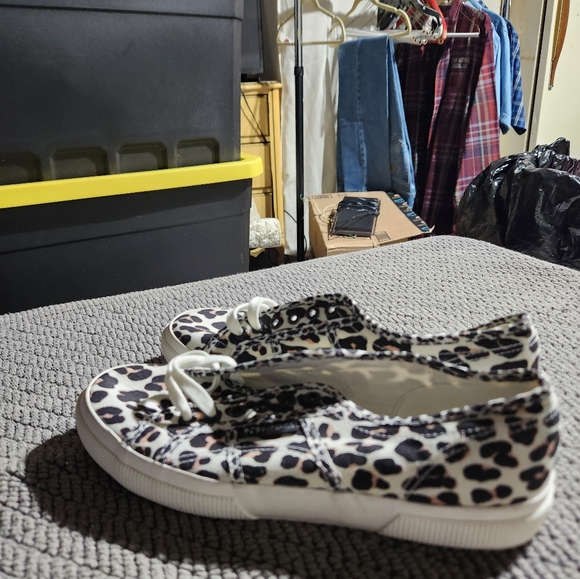 Sneakers - Picture 2 of 5